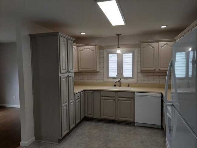 Building Photo - 28 Spier Ave