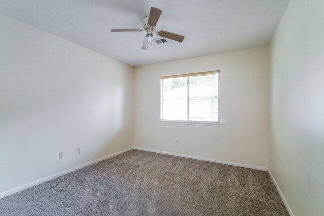 Building Photo - 17143 Summer Hollow Dr