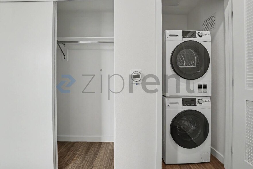 Building Photo - Unit 313