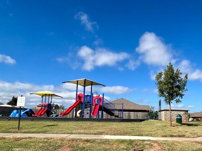 Building Photo - Beautiful Home in Southeast Moore with Storm Shelter!