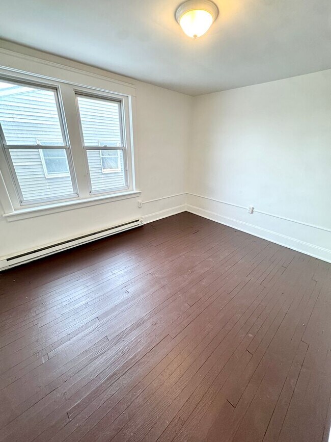 Building Photo - 819 E 5th St