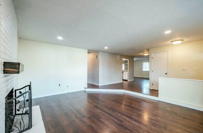 Building Photo - 1420 Cunningham Ln S