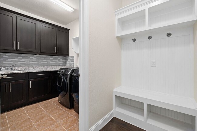 Building Photo - 8705 Tutbury Pl