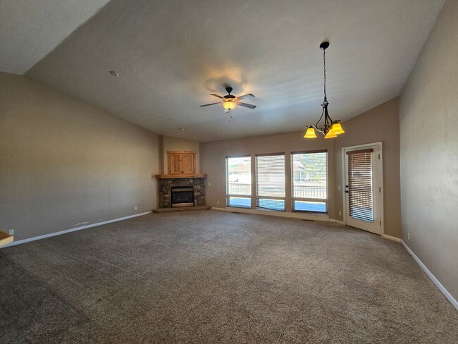 Building Photo - 215 Valley View Dr