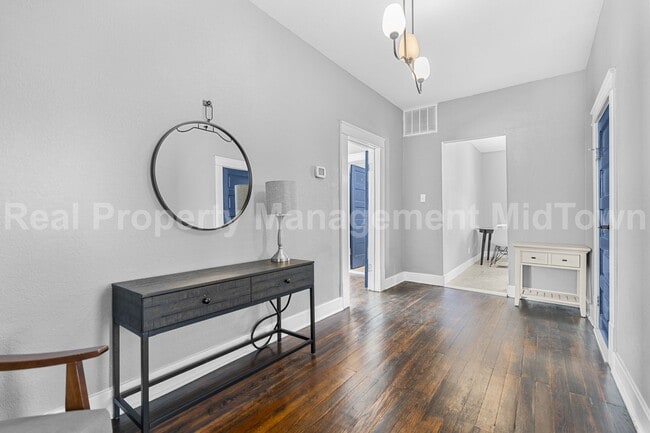 Building Photo - Live in the Heart of One of Dallas’ Most I...