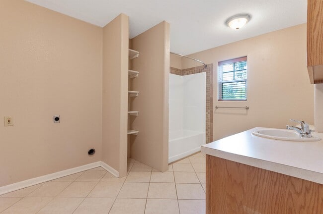 Building Photo - 725 Michigan St