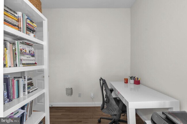 Building Photo - 117 15th St SE