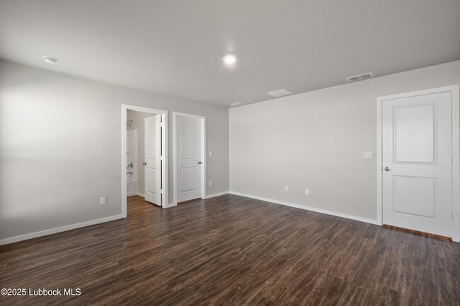 Building Photo - 2031 Kenwood Ave