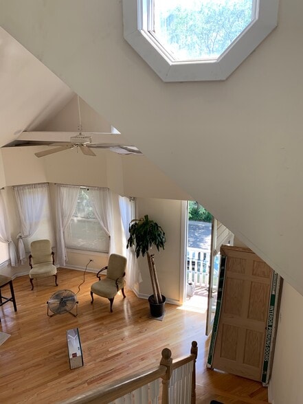 Building Photo - 1142 W Wolfram St