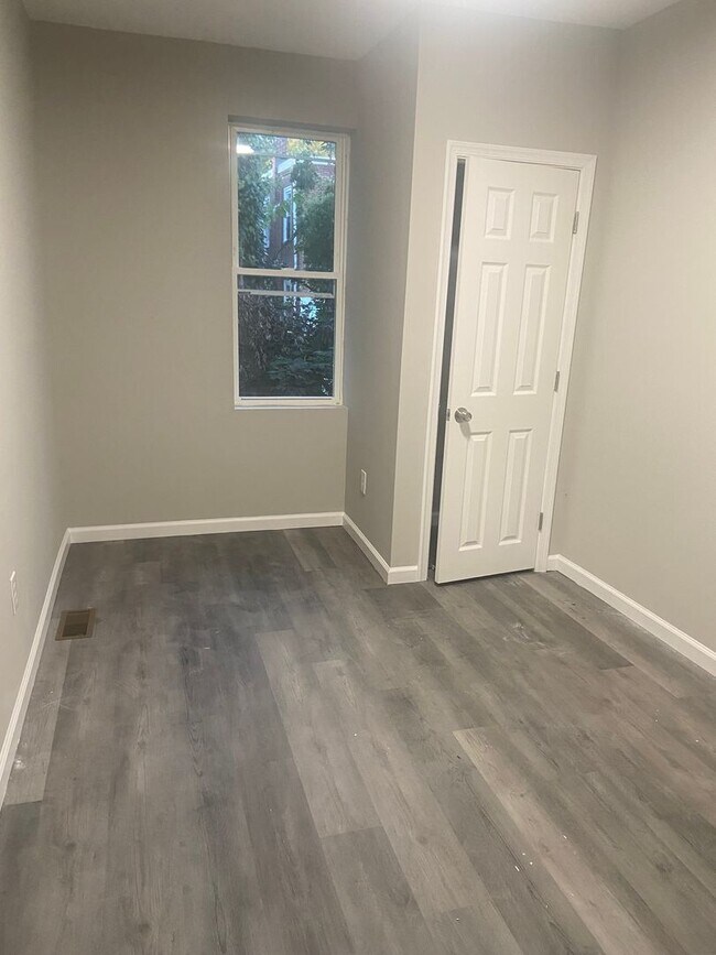 Building Photo - Remodeled Front Porch Row - Germantown