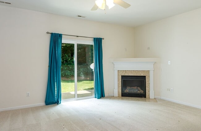 Building Photo - Maintenance-Free beautiful  3 bedroom 2.5 bath townhouse in Burlington