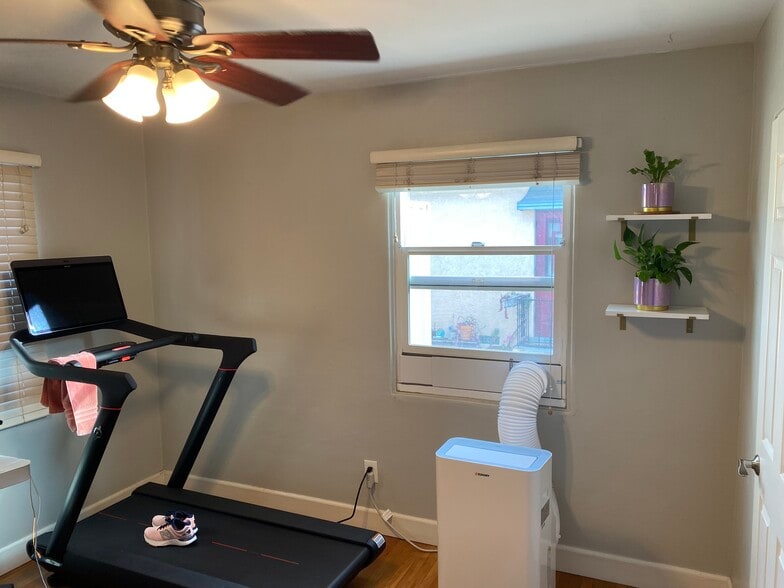 Room 1 - 4766 Aragon Dr