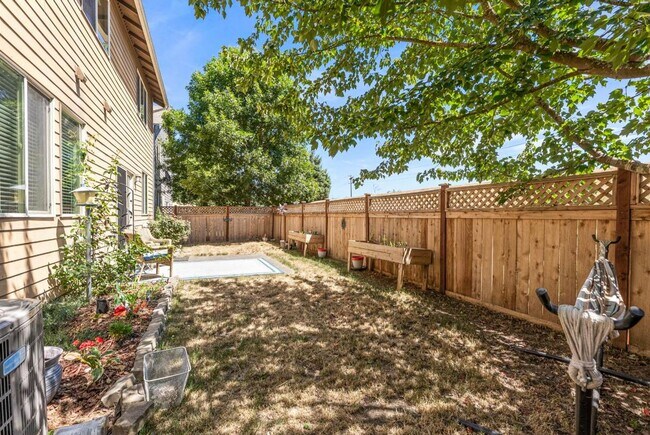 Building Photo - Fully Furnished 5-Bedroom Horizon Pointe H...