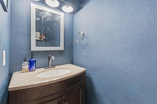 Building Photo - 905 Silver Quail Ln