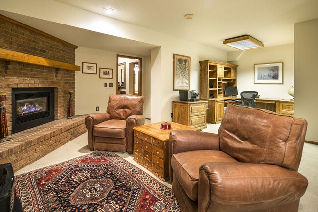 Building Photo - Breathtaking Three Bedroom Townhouse In The Pinery On The Golf Course