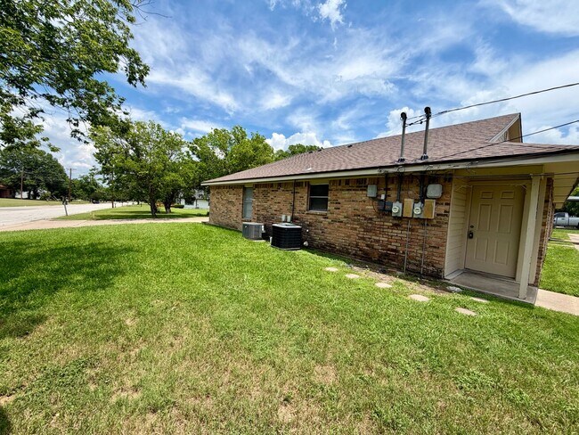 Building Photo - 3447 Pewitt Dr