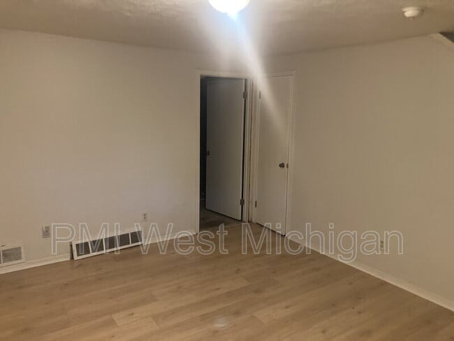Building Photo - 6070 In the Pines Dr SE