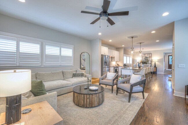 Building Photo - Luxurious 4BR Home Close to 12 South