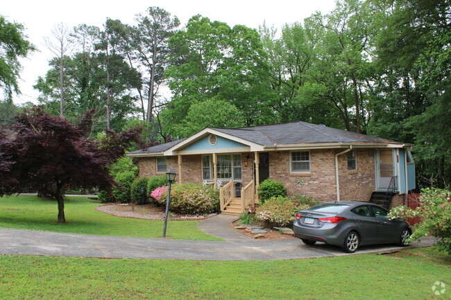 Building Photo - 2354 Hollyridge Dr SW