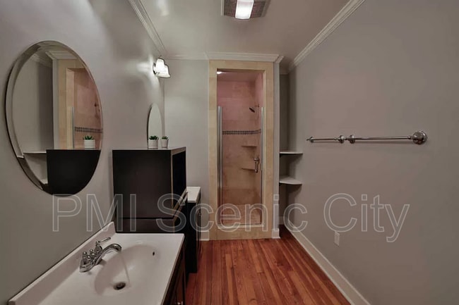Building Photo - 513 Lytle St