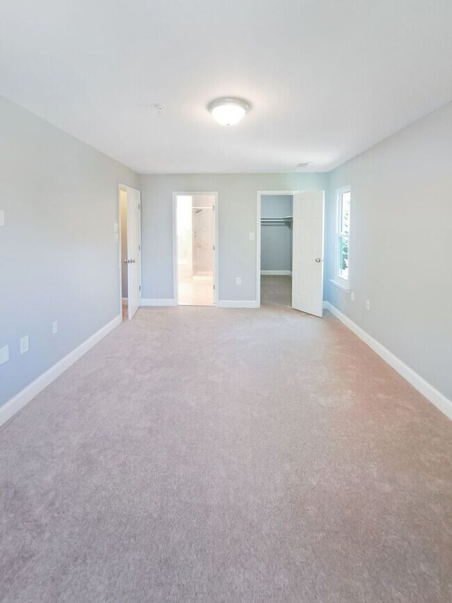 Building Photo - Amazing 4 Bedroom, 4 Bath SFH Corner Lot, ...