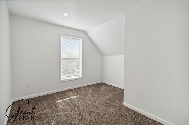 Building Photo - $1,450 - 3 Bed / 1 Bath Newly Renovated Ho...