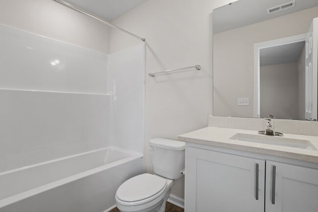 Building Photo - 3 bd 2.5 Ba Townhouse