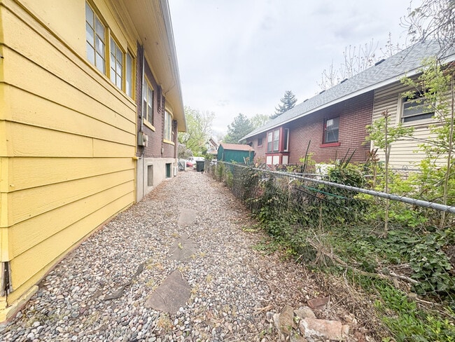 Building Photo - Large 2 Bedroom Basement Apartment - Close...