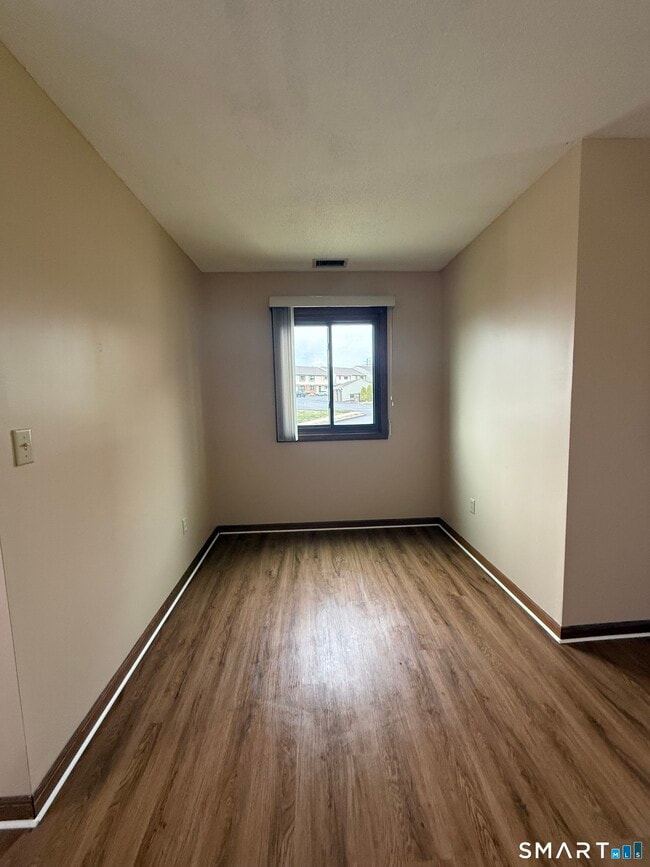 Building Photo - 1302 Summer Hill Dr