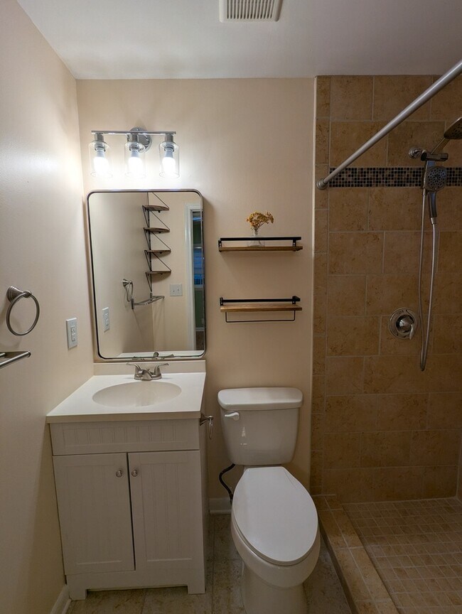 Building Photo - 2506 N Duke St