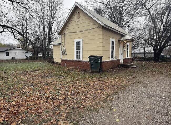Building Photo - 1324 W Maple St
