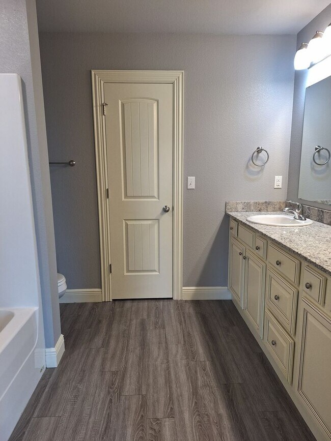 Building Photo - 3 bedroom Duplex