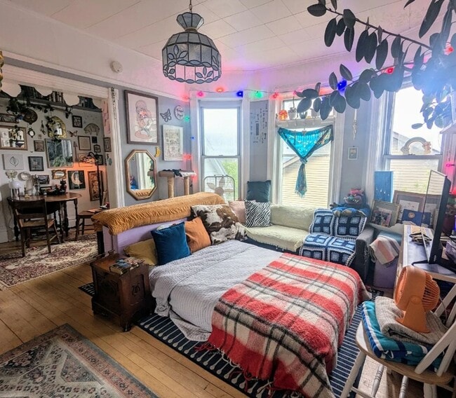 Building Photo - 1802 W 3rd St