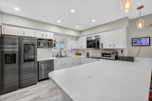 Building Photo - 1570 NE 30th Pl