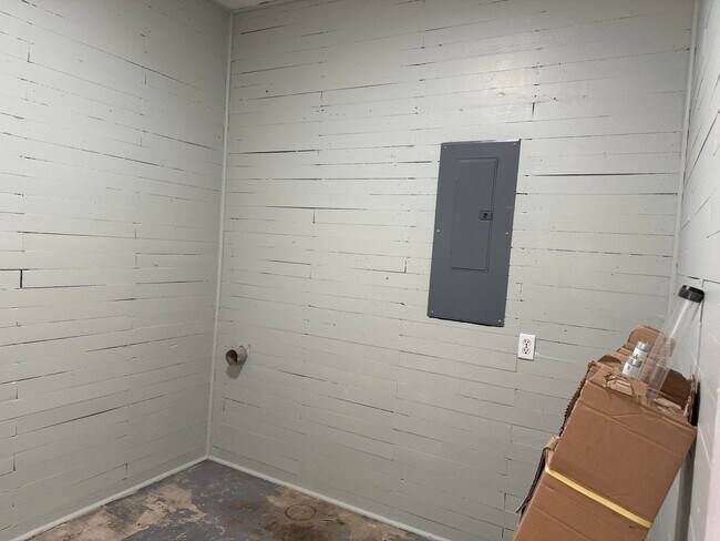 Building Photo - Freshly Updated 3 Bedroom 1 Bathroom Home in Decatur!