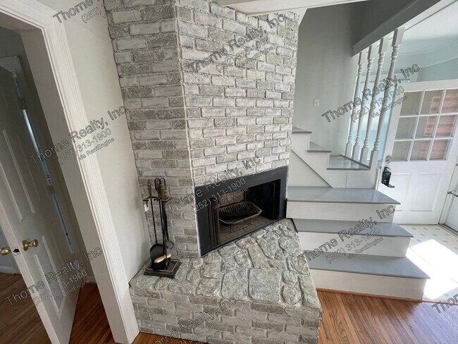 Building Photo - 2233 Oak Dr
