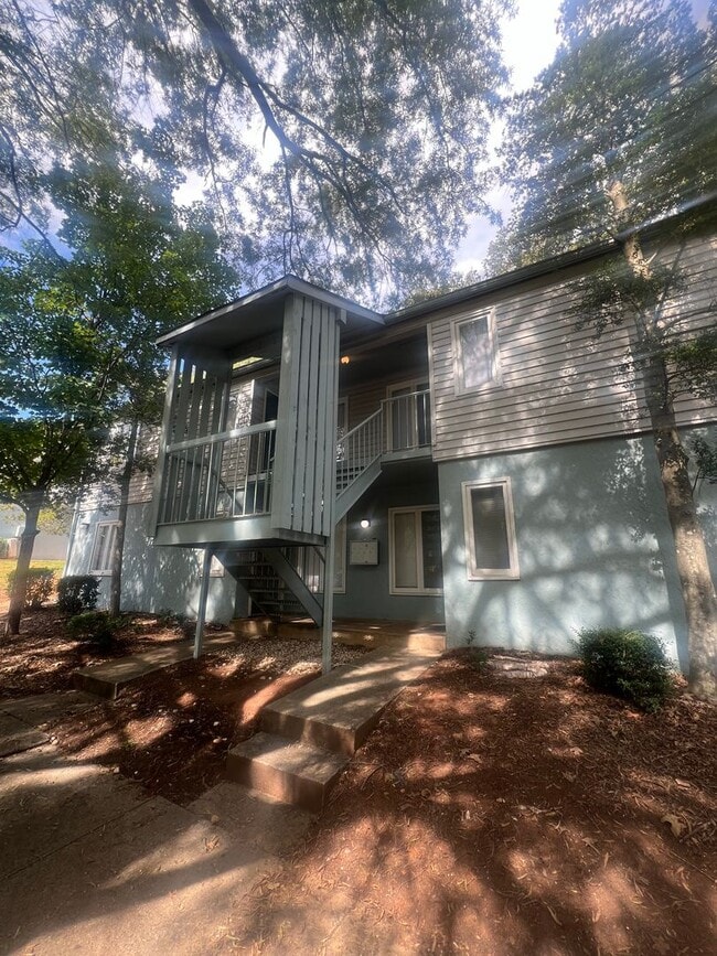 Building Photo - Spacious One Bedroom Unit- Move In Special!