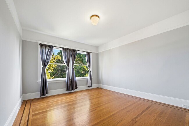 Building Photo - Light Filled Condo in Noe Valley+ Parking Included+ Laundry In unit - Please Contact for Showing ...