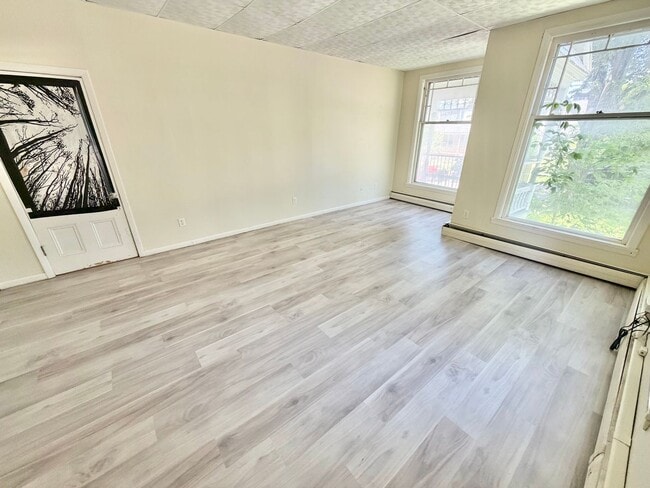 Building Photo - 3 Bedroom Apartment Superior South End Location Burlington Available 7/1! OFF STREET PARKING + LA...