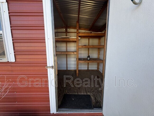 Building Photo - 1015 Peakview Dr