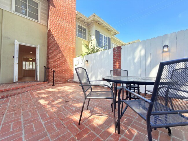 Building Photo - 12552 Oxnard St