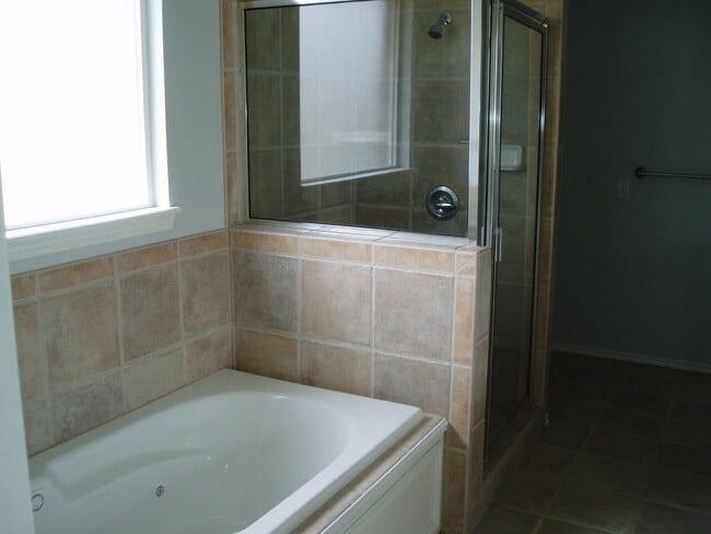 Building Photo - 3 Bed + Office - Large master - Edmond Sch...