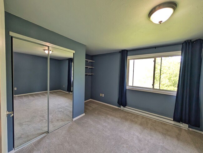 Building Photo - Valley Townhome, 3BD/1.5BA, Fully Fenced Y...