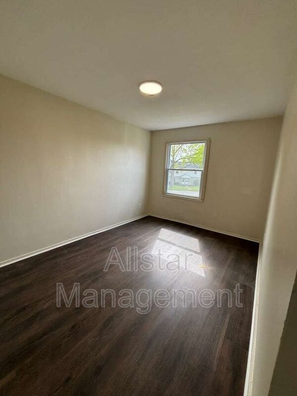 Building Photo - 944 S Central Dr