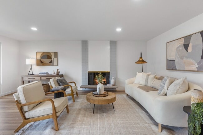 Building Photo - Fully Remodeled 4BR Rambler in Private Fed...