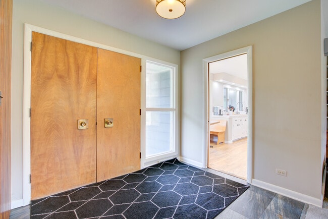 Building Photo - 24W360 Hemlock Ln
