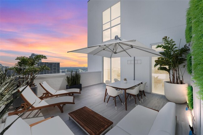 Building Photo - 950 Brickell Bay Dr