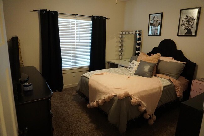 Building Photo - 2103 9th St