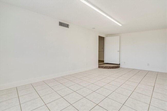 Building Photo - 1701 N Farm to Market 1626