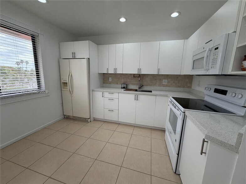 Building Photo - 9658 SW 138th Ave